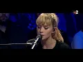 Angèle interprète en live \