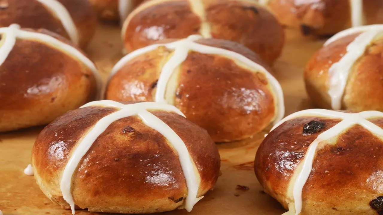 Apple & Cinnamon Hot Cross Buns - Extra Special. 