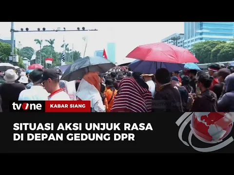 Teriakan "Lawan" Menggema di Depan Gedung DPR