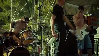 דודו פארוק שותה ערק בלייב בהופעה בלעדי 