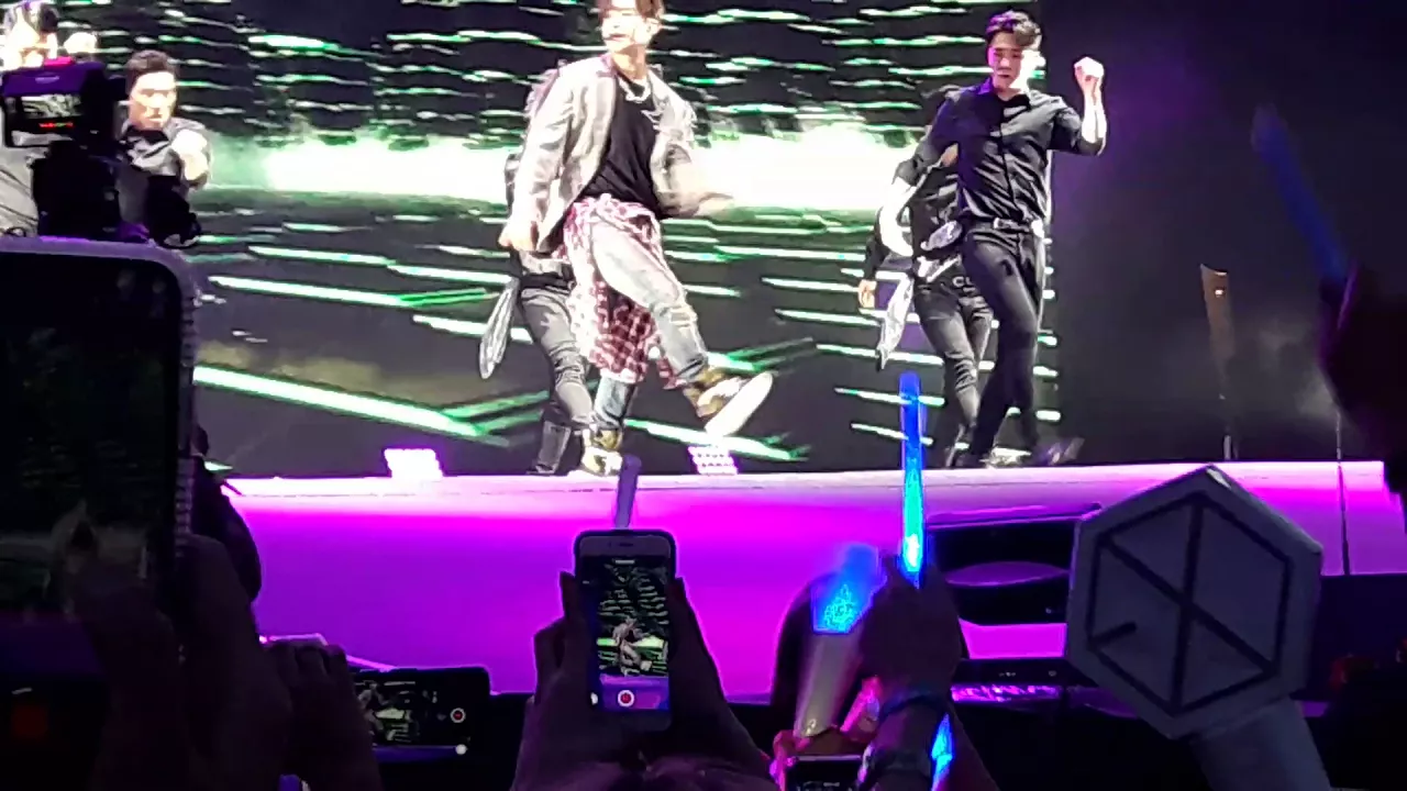 [FANCAM] 180406 Henry performing "Trap" SMTOWN Live in Dubai April 6, 2018