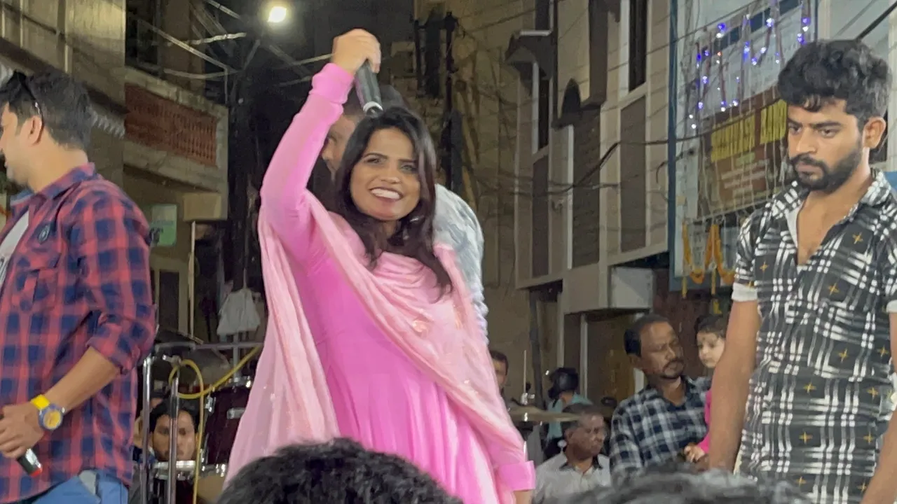 Telangana Teju Priya Teenmaar Dance at Chappal bazar Sadar 2002 | Live singing