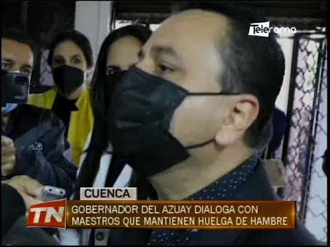 Gobernador del Azuay dialoga con maestros que mantienen huelga de hambre