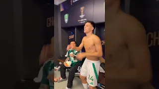 إحتفال لاعبي الأهلي في غرفة الملابس 