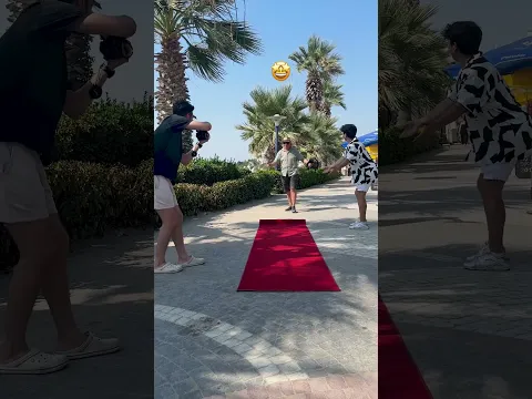 Kuşadasında insanları kırmızı halıda yürüttük🥸😇(Sondaki amca) #fyp #redcarpet #catwalk #keşfet