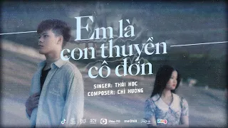 Em là con thuyền cô đơn