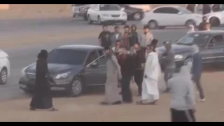 خايف على عمرهه معاه رشاش ولاهو عارف يهبلهم 