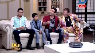 العاشرة مساء  سعد الصغير يقتحم الأستوديو ليفاجئ شعبان عبد الرحيم على الهواء ويقبل رأسه ويده دندنها