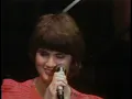 Linda Ronstadt - Just One Look (Official Live Performance)