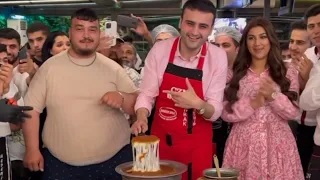 ابو كرش التركي يس يس يهز كرشه مع الشيف بوراك Czn Burak 