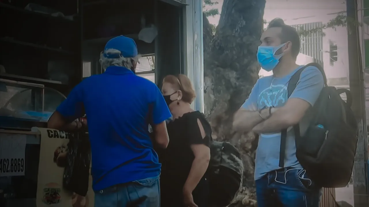 OsCara Reagindo a Italo Sena - Irritando Estranhos na rua 3
