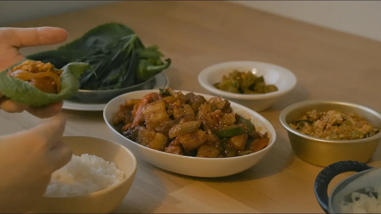 #23  ,   : Korean home meal, jeyuk-bokkeum ssambap (stir-fried spicy pork)   Honeykki 