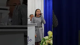 Essa jovem louva com muita unção! Veja que voz abençoada