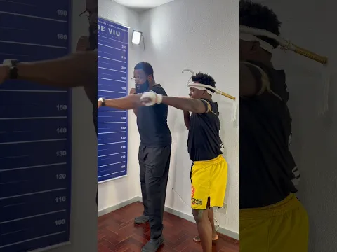 O Mestre Ibirixi ensinou a técnica milenar do muay thai 😂