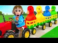 Download Lagu Monyet Bon Bon Imut mandi bersama bebek pelangi di bak mandi busa dan membeli permen pelangi