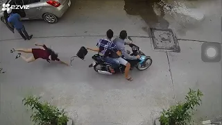 أغرب السرقات التي صورتها كاميرا المراقبة جزء 12 