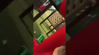 طفل يترك اللعب ويسجد وقت الاذان 