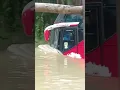 Download Lagu Ngeri Bus Nekat terjang banjir #shorts #viralshorts #beritaterbaru