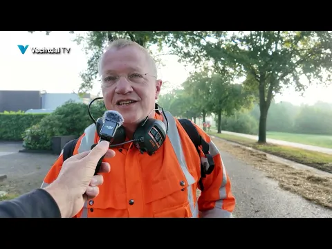 Burgemeester Sijbom blaast het stro van het asfalt na Normaal Dalfsen