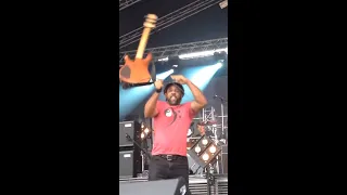 Victor Wooten Bass Juggling 
