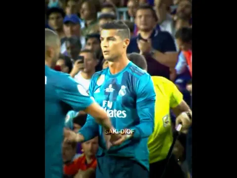 Ronaldo recreated Messi’s shirt celebration in front of the Barcelona faithful 😅