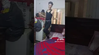 انا حاسس ان اخويا لما يقف على السرير كده يقول انا حاسس ان اخويا بيرون    دندنها