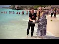 Download Lagu Amalia en Mojito, de zeeschildpad op strand  Abao