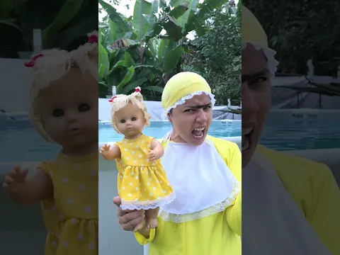 BEBÉ MI MUÑECA QUIERE APRENDER A NADAR 👶😂 #humor