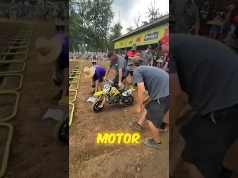 Motor Anak Ini Tak Mau Menyala, Tapi Lihat Apa yang Dilakukan Para Ayah Ini!