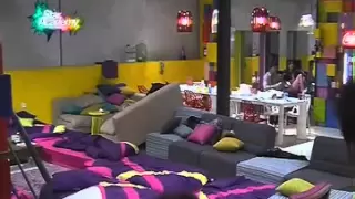 مقلب الشباب في الصبايا قبل النوم 09 11 2013 