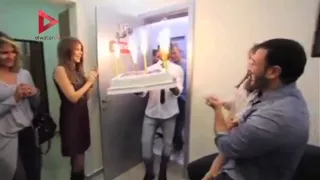 تامر حسني ونانسي عجرم وفريق ذا فويس يفاجئون كاظم الساهر في عيد ميلاده 