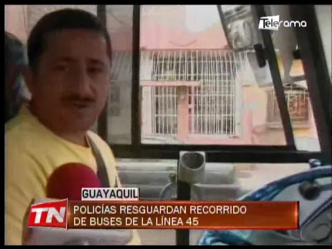 Policías resguardan recorrido de buses de la línea 45