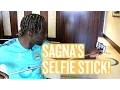 Download Lagu SELFIE STICKS \u0026 BREAKING BAD | What's in Bacary Sagna's Suitcase?