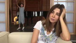                                   إبنتا نانسي عجرم تقنعانها باستخدام تيك توك دندنها