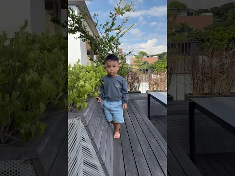Kyle pakai baju lengan panjang gambar dino