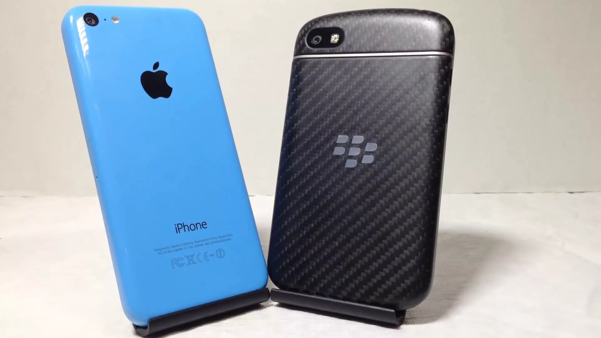 Blackberry Bold 9900 vs Apple iPhone 4s (HD)