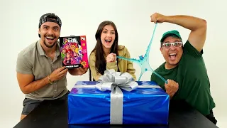 Quem abre o melhor brinquedo!? Ft: Luccas, Gi e Roni