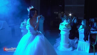 خطيبة تفاجأ خطيبها باغنية انا بعشقه وتهديه اياها بصوتها دندنها