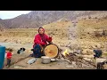 Lagu Nomadic life:life of single nomadic girls building a shelter traveling to a beautiful spring river