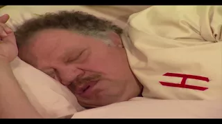 مسلسل يتربى فى عزو   حنان الام على ابنها مهما كبر فى السن دندنها
