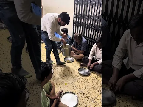 आज ईश्वर की कृपा से अंधजन मंडल में भाइयों-बहनों के साथ भोजन कराने का सौभाग्य मिला