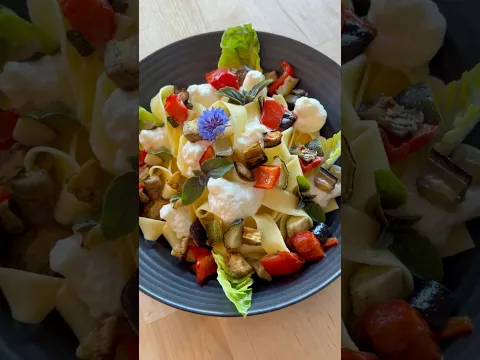 Pasta mit Röstgemüse und Parmesan-Espuma #food #rezept #recipe #youtubeshorts #salad