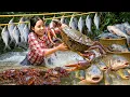 Download Lagu How to Cook Giant fish porridge \u0026 Catch giant crabs to boil for little daughter