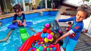 BRINCADEIRAS na PISCINA COM Pista de CARRINHOS, BOLINHAS, DINOSSAUROS e BOIAS - Vídeo para Crianças