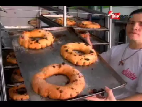 Ciudadanos disfrutan de rosca de reyes por día de los reyes magos