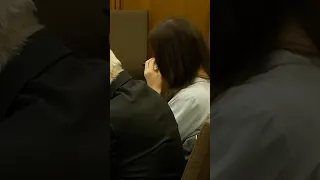 ليندسي كلانسي تمسح دموعها أثناء المرافعات الختامية دندنها
