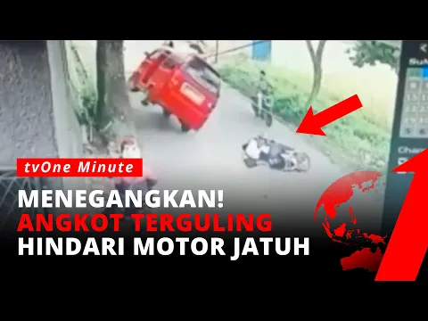 Detik-detik Angkot Hindari Pemotor, Jatuh Sampai Nyaris Terlindas