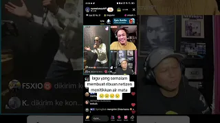 micky klaxson menyanyikan lagu di depan penyanyi asli