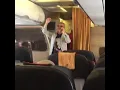 Video di Polemiche per il ritardo del volo Lamezia-Roma. Pupo canta "Su di noi" 