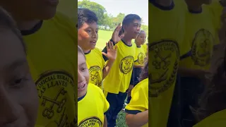 Mechito celebra el Mes Patrio 🇬🇹 con los niños de la aldea (¡Muchos premios y risas!)